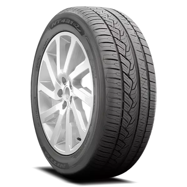 235/55R18 XL Nitto NT421Q